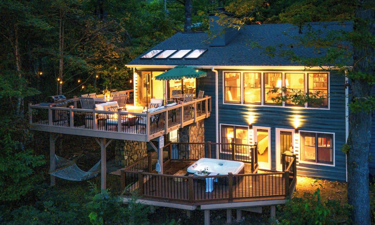 Burnsville Cabin | 4BR Riverfront Cabin · Hot Tub · Gourmet Kitchen