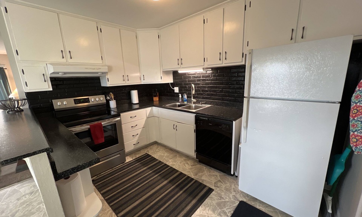 Cedar Rapids House | 5 Bed, 2 Bath Split Level Home Big Yard on NE Side of Cedar Rapids