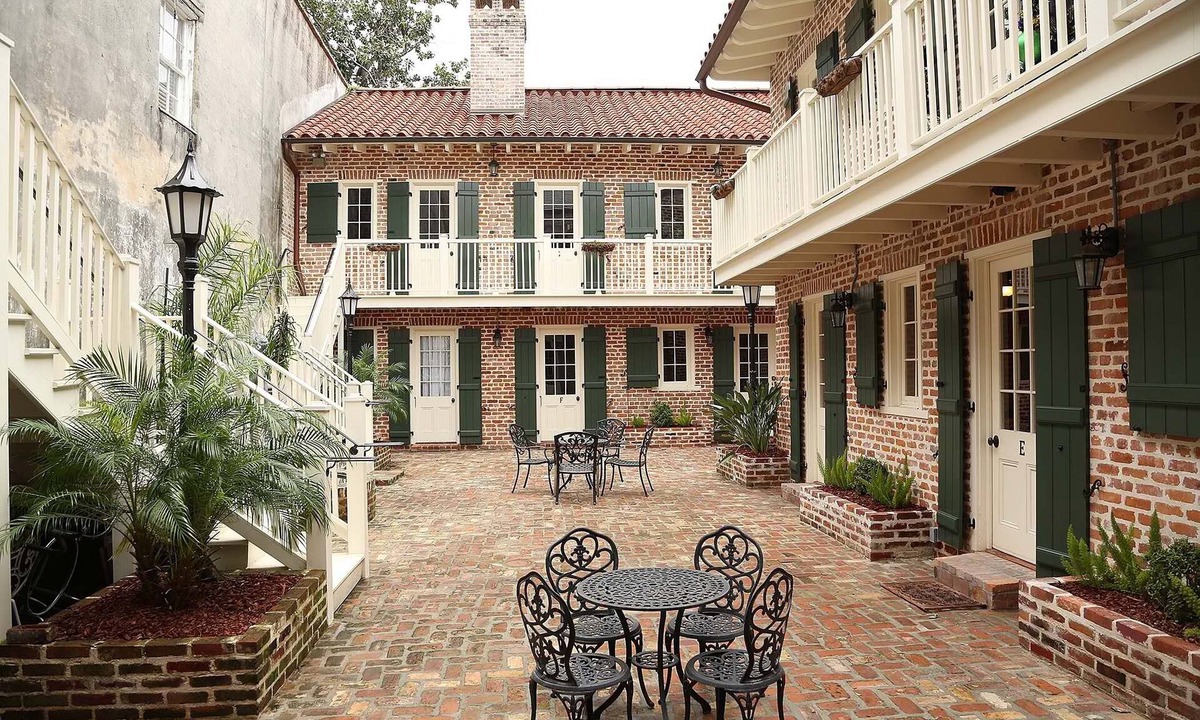 French Quarter Condo | 60 DAY MINIMUM Beautiful 1/1 French Quarter Condo