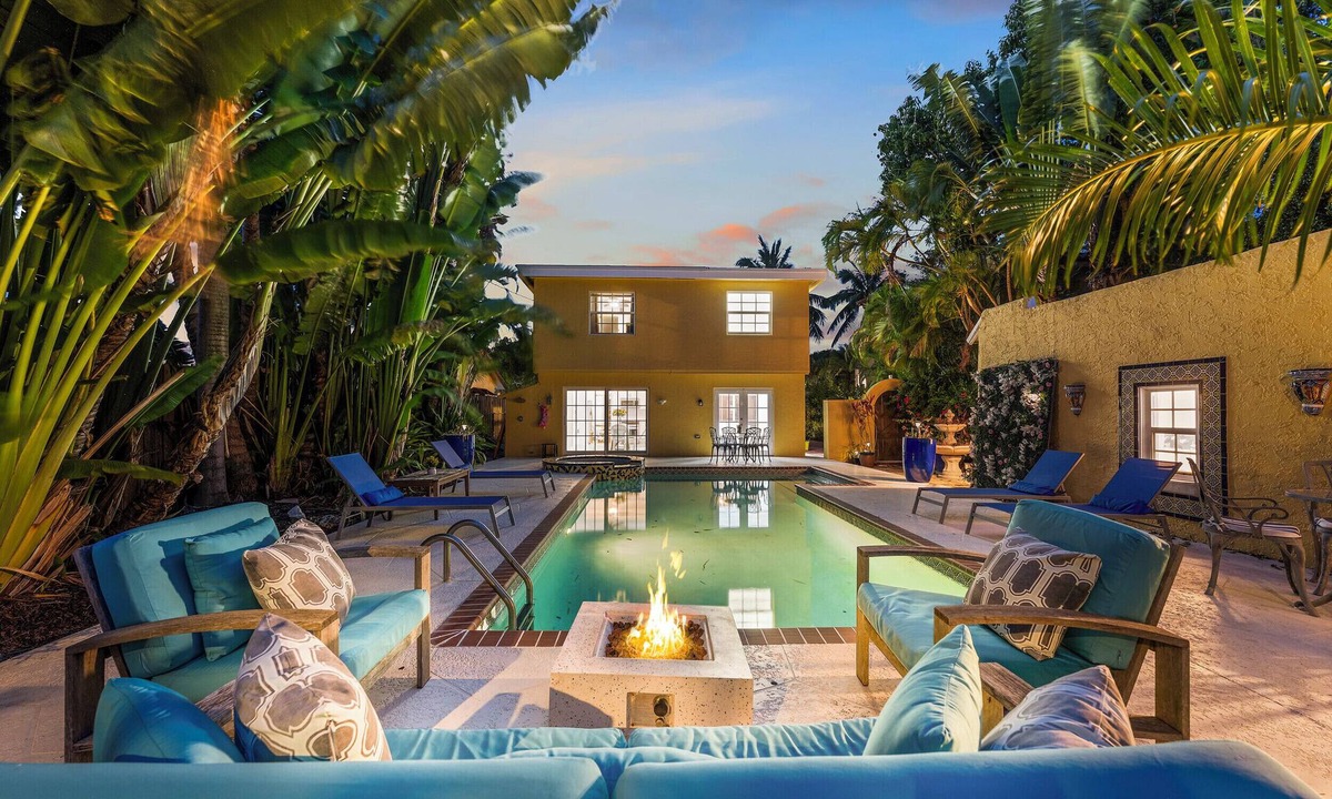 Old Northwood Historic District Villa | 6BR w/Heated Pool + Spa! 5 min to Palm Beach and Downtown!