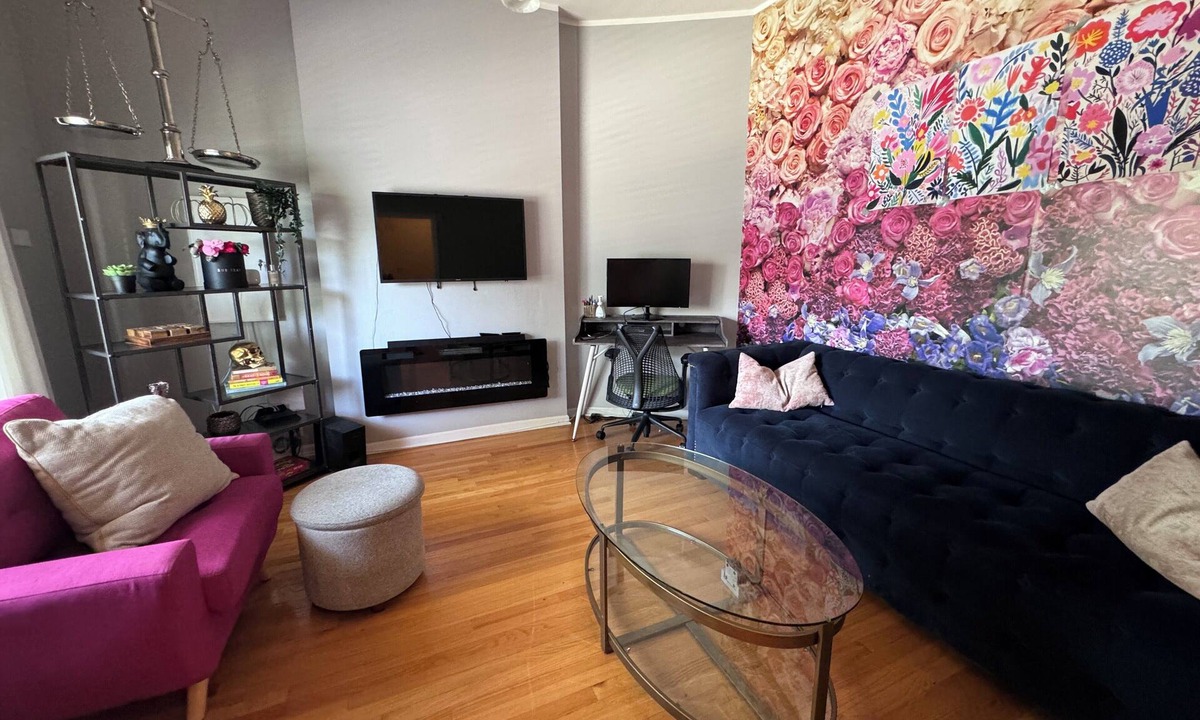 East Garfield Park House | 7-Bedroom 2-Flat Perfect for Groups — Near Train, Expressway, United Center