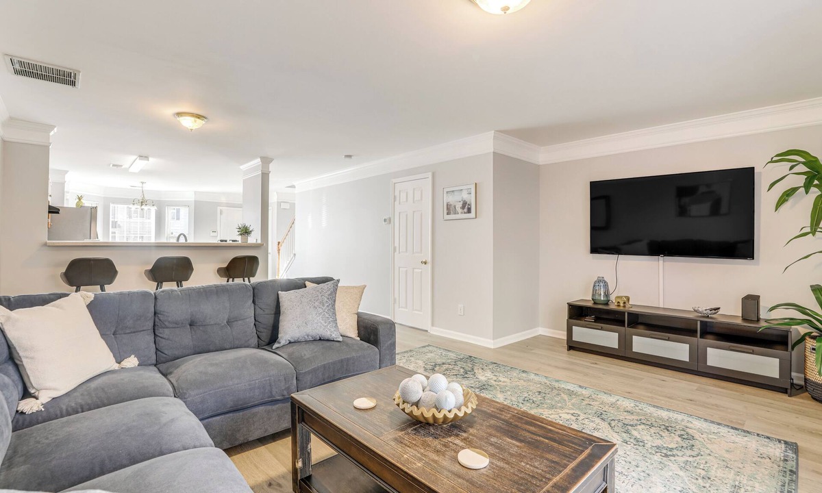 Southwestern House | 7 Mi to Mercedes-Benz Stadium & Dtwn: ATL Townhome