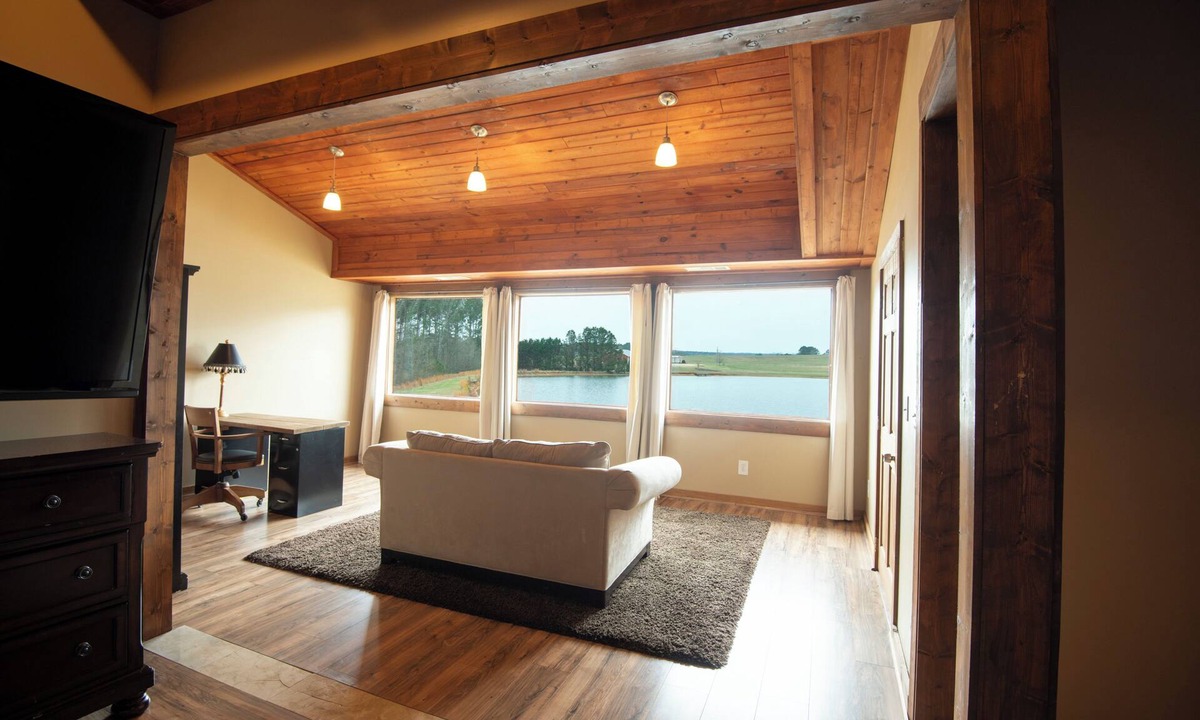 Bowdon Junction Cabin | 7BR Lake Cabin in Carrollton, Spacious, Private, Ideal for Work Retreats