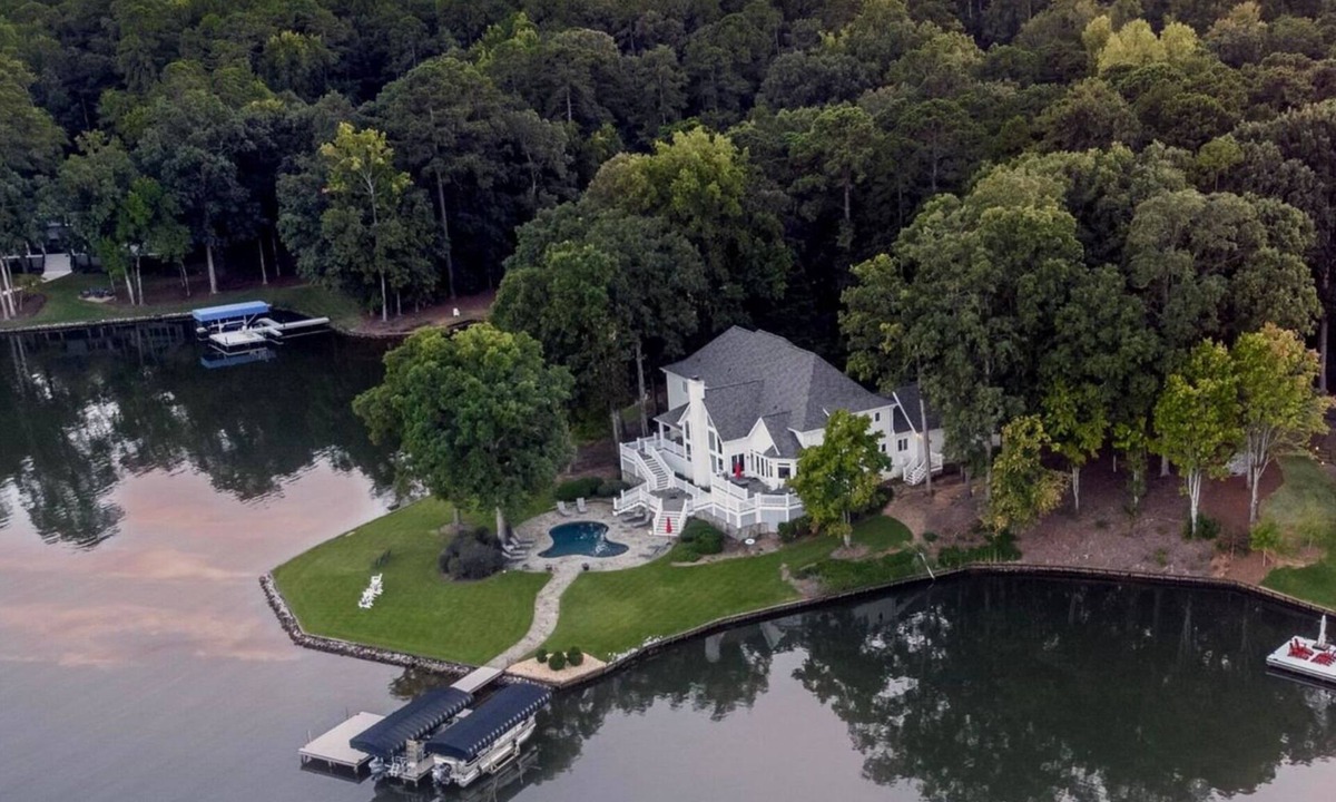 Greensboro House | 7BR Reynolds Lake Oconee Luxury Lakefront- Private Pool, Spa & Dock - Sleeps 16