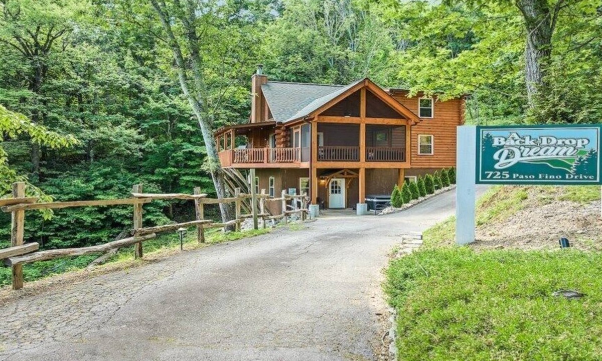 Maggie Valley Cabin | A Backdrop Dream - 3BR/3BA Log Home, Hot Tub, Firepit