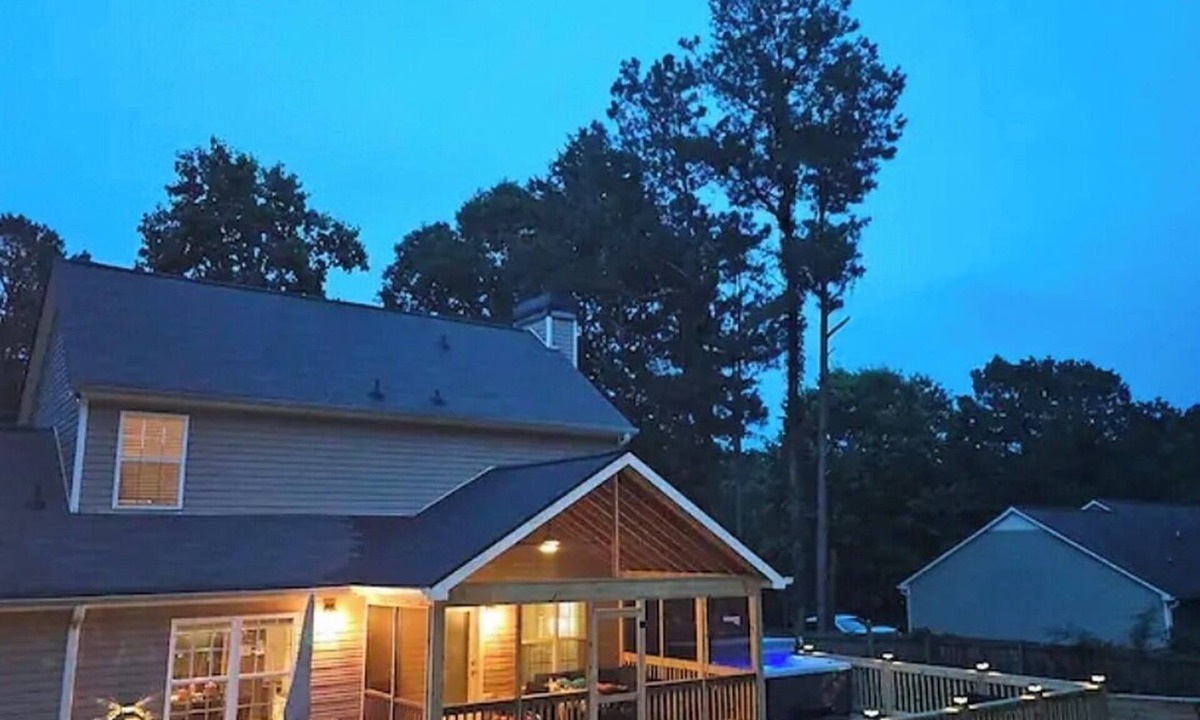 Winder House | A Guest Favorite Retreat! king beds, Hottub, Pool, 3 Decks, Privacy, and more!