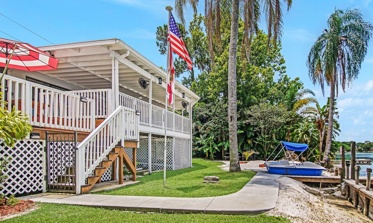 Lake Alfred House | A lakeside sunset delight near Disney, Universal, Sea World, Busch, LegoLand