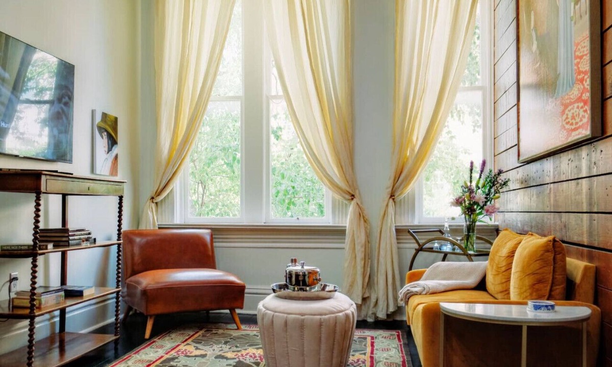 Natchez Condo | Above Main Street Suite -casually elegant, art filled suite in Historic District