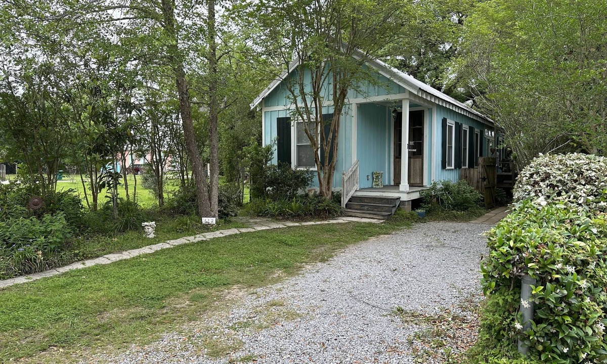 Old Town Cottage | Adorable Cottage, only one block from the sandy beach!