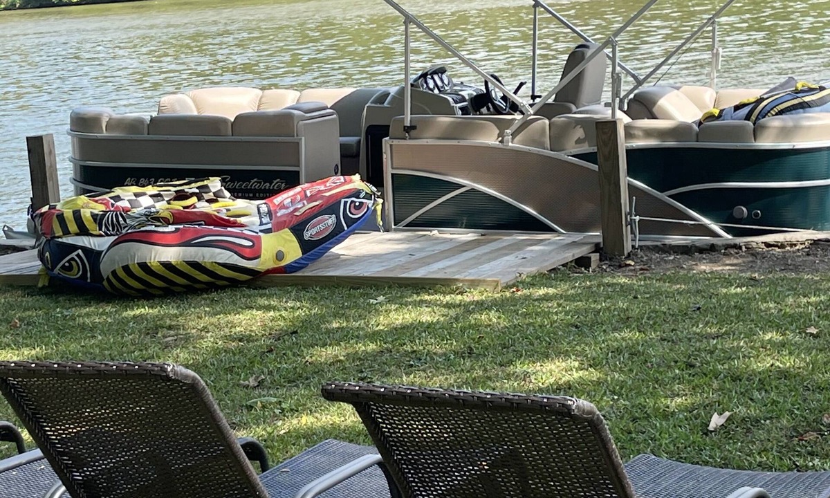 Mid America House | Amazing lakefront house- DISCOUNTED RATES!