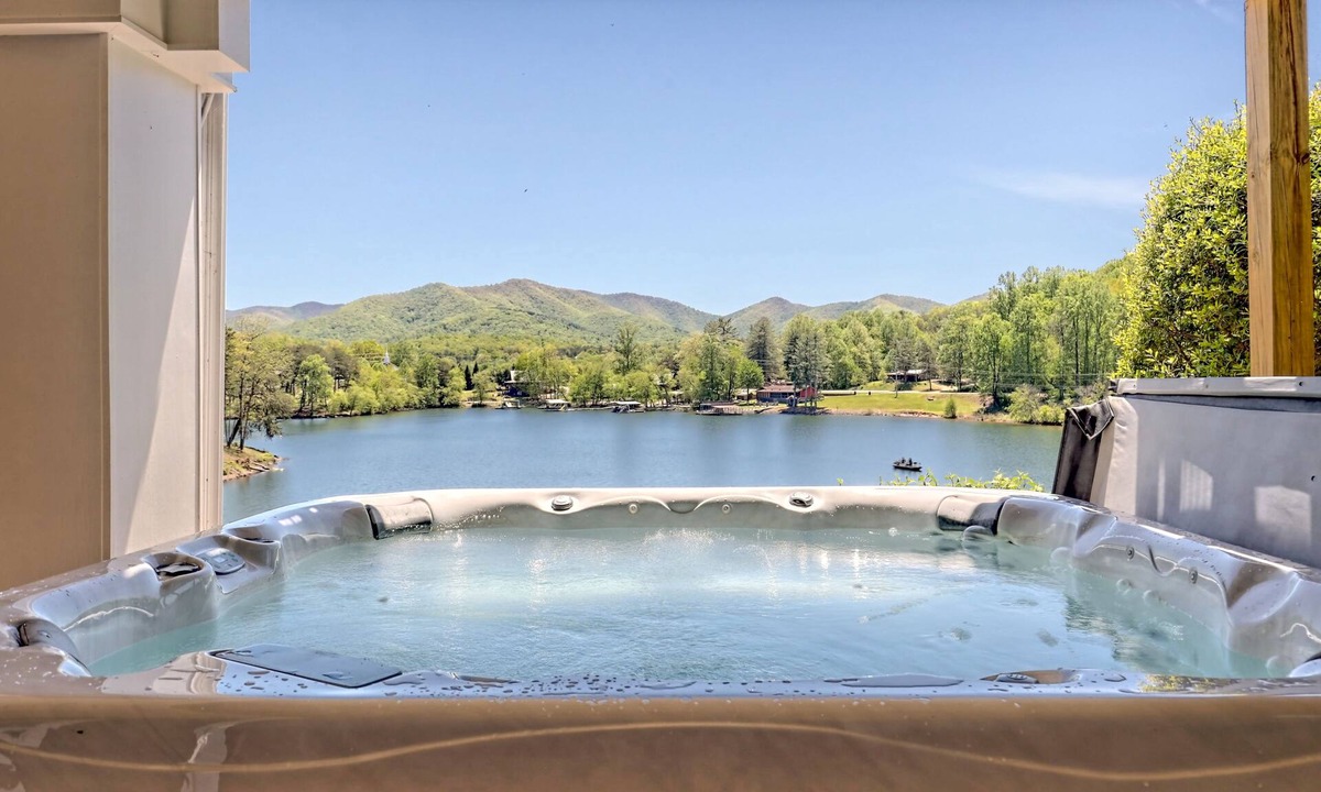 Hiawassee House | Angel’s Envy by Chatuge Home Concierge | 6BR · Sleeps 14 · Lakefront · Hot Tub · Game Room