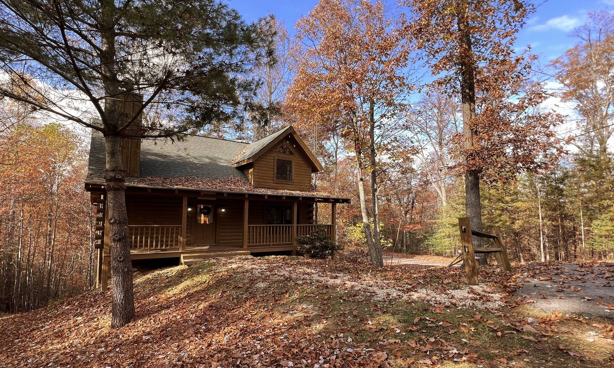 Sevierville Cabin | Arcade Games, Pool Table, FREE access to Pool and Putt Putt, 5 miles to town
