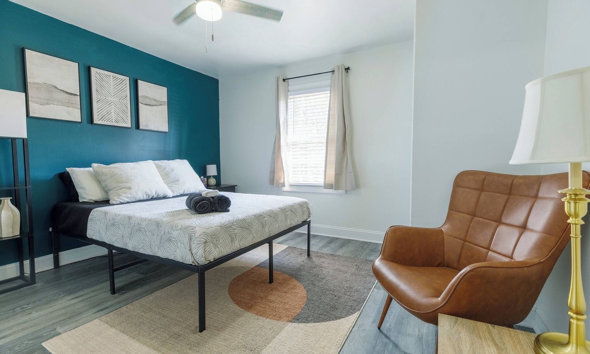 Church Street House | ATL Access 3BR Home Yard & Parking Sleeps 8