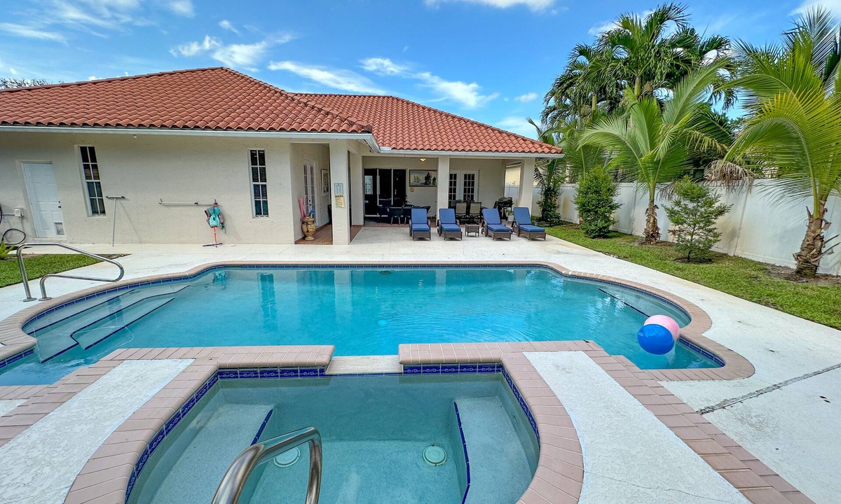Lake Worth House | AURA PALMS - ELEGANT 5BR RETREAT WITH POOL & HOT TUB