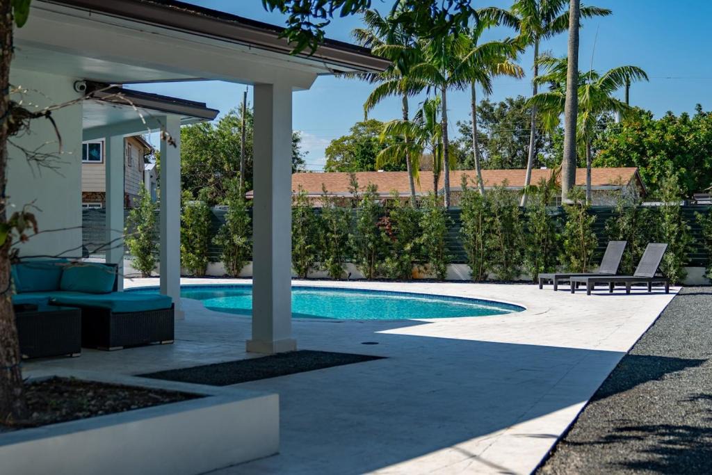 Boulevard Heights House | Baby Camellia Modern, Luxurious And Spacious House