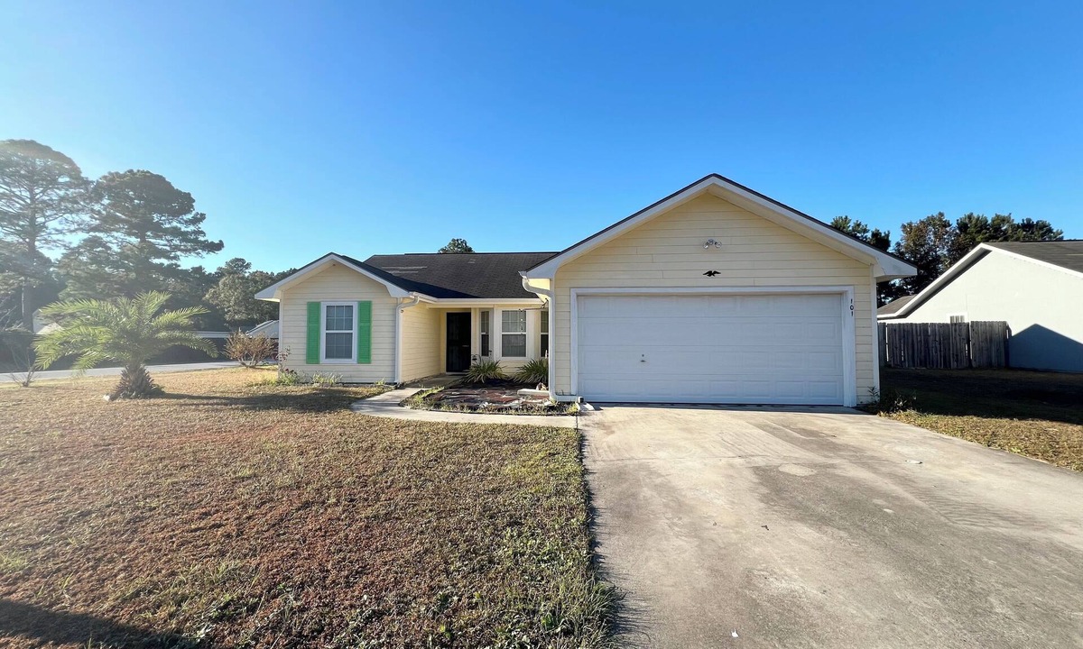Kingsland House | Backyard lake,near I- 95,To zoo,cumberland park,kingsbay base navy base,beaches