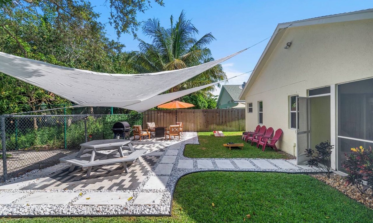 Jupiter House | Backyard retreat with BBQ Patio & game room