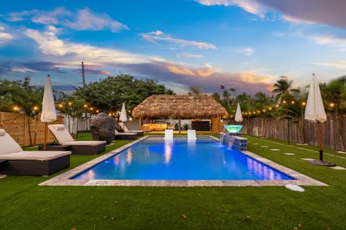 Delray Beach Apartment | Bali Inspired home with Heated Pool, Sauna and Hot Tub! Close to Beach and Atlantic Ave