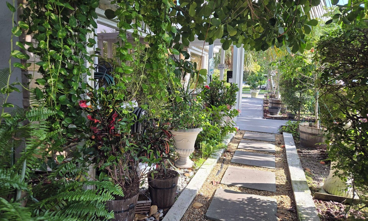 East Ocean Ave Hotel | Barefoot Mailman Inn & Suites