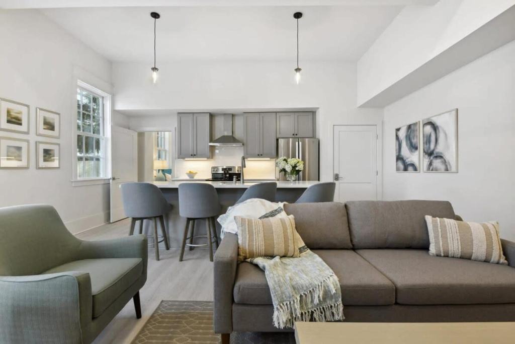 Bay St Louis House | Bay St Louis Building with Old Town BSL
