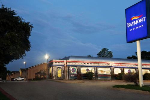 Hearne Hotel | Baymont by Wyndham Hearne