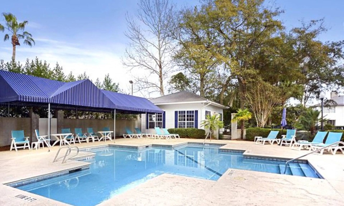 Saint Simons Heights Condo | Beach Square – optional BIKES – Walk 2 Redfern Village, shops, and restaurants!.