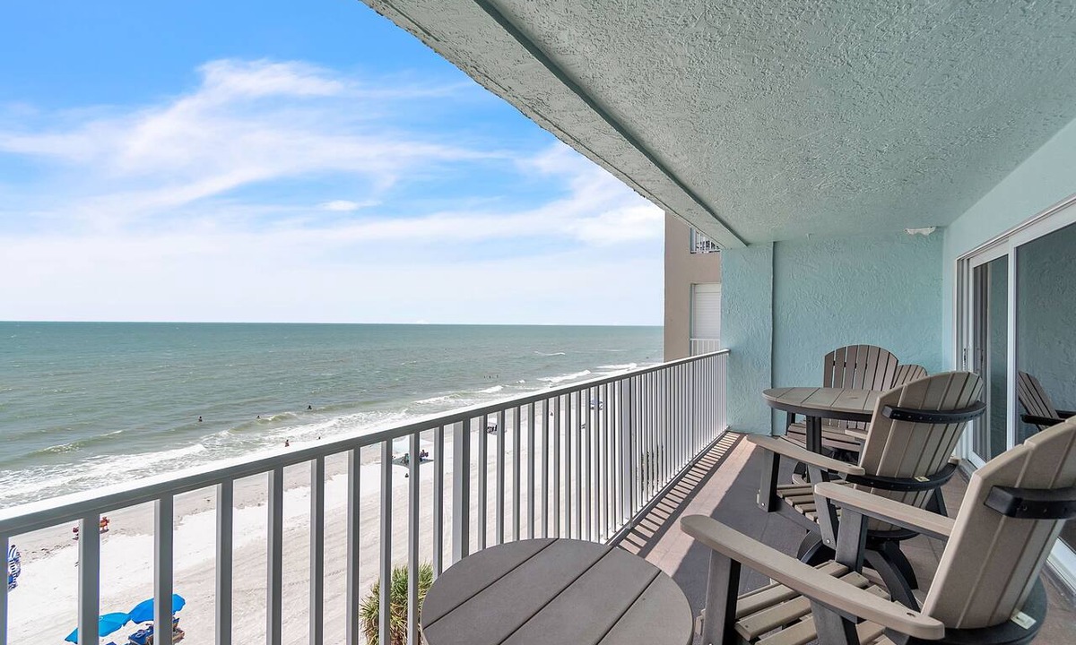 North Redington Beach Condo | 🌞Beachfront Condo🌴Private Balcony🍹Ram Sea I 405🐬Heated Pool and Hot Tub