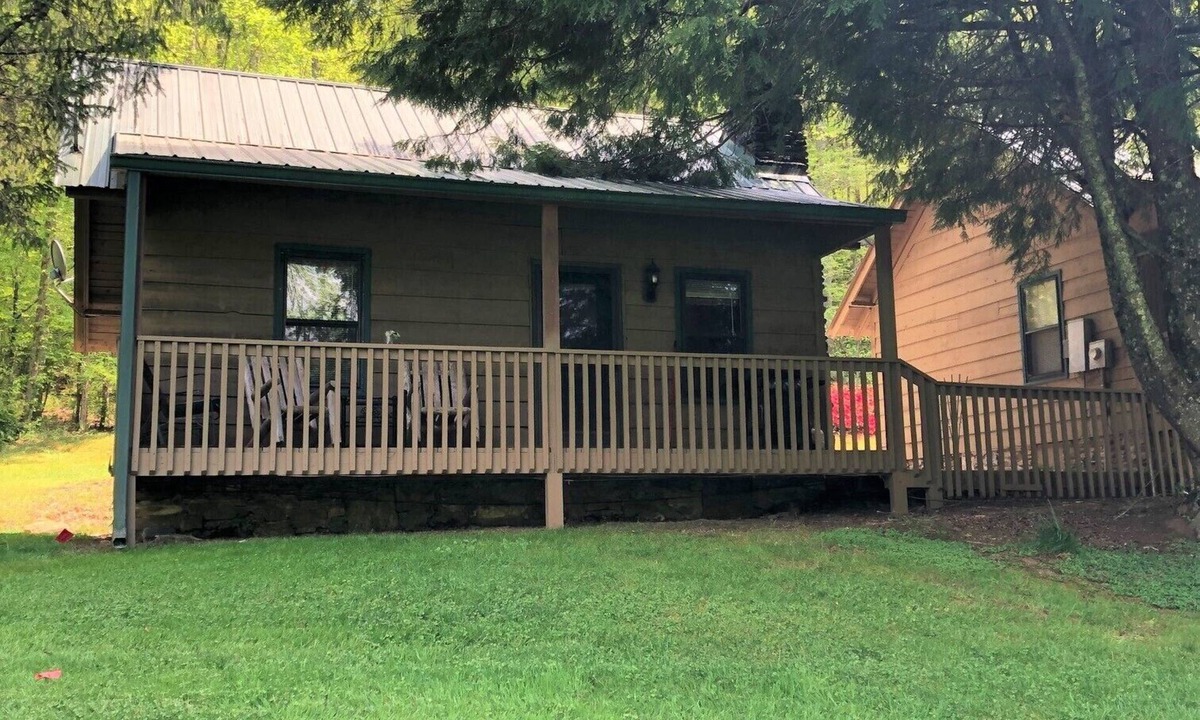 Rabun Gap Cabin | Bear Cave Cabin is perched on a hilltop overlooking Valley Springs lake