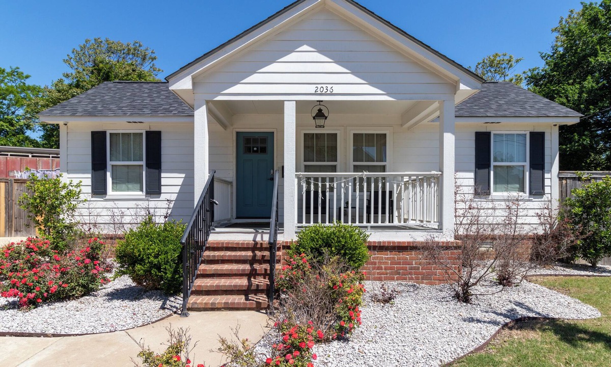 Cooper-Young Historic District House | Beautiful 2 bedroom free parking, fenced yard