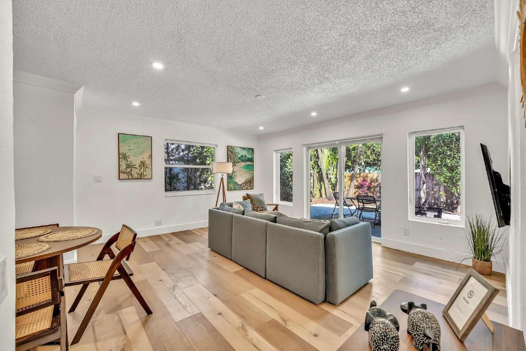 Sailboat Bend House | Beautiful 2 BR Apartment - Bright and Spacious