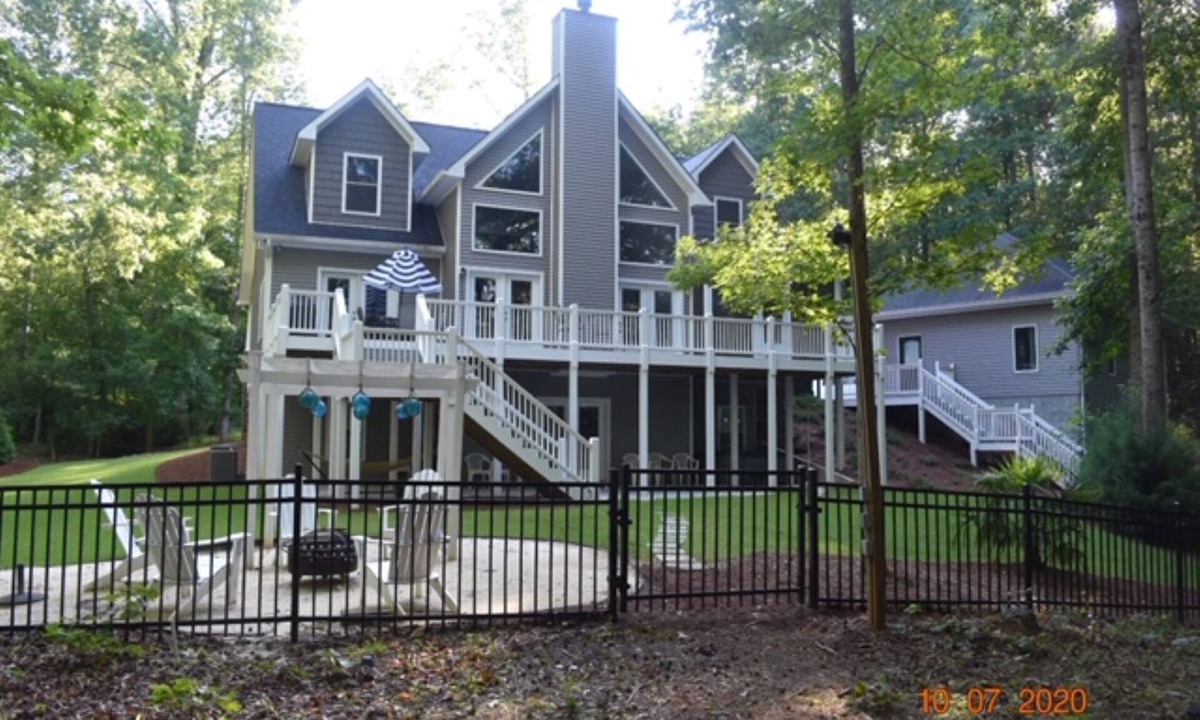 Gumlog House | BEAUTIFUL BEACH HOUSE ON LAKE HARTWELL ONLY 300 YARDS FROM TUGALOO STATE PARK
