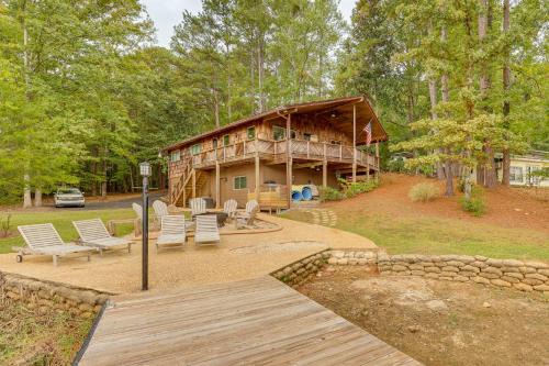 Jacksons' Gap House | Beautiful lakefront home with plenty of space!