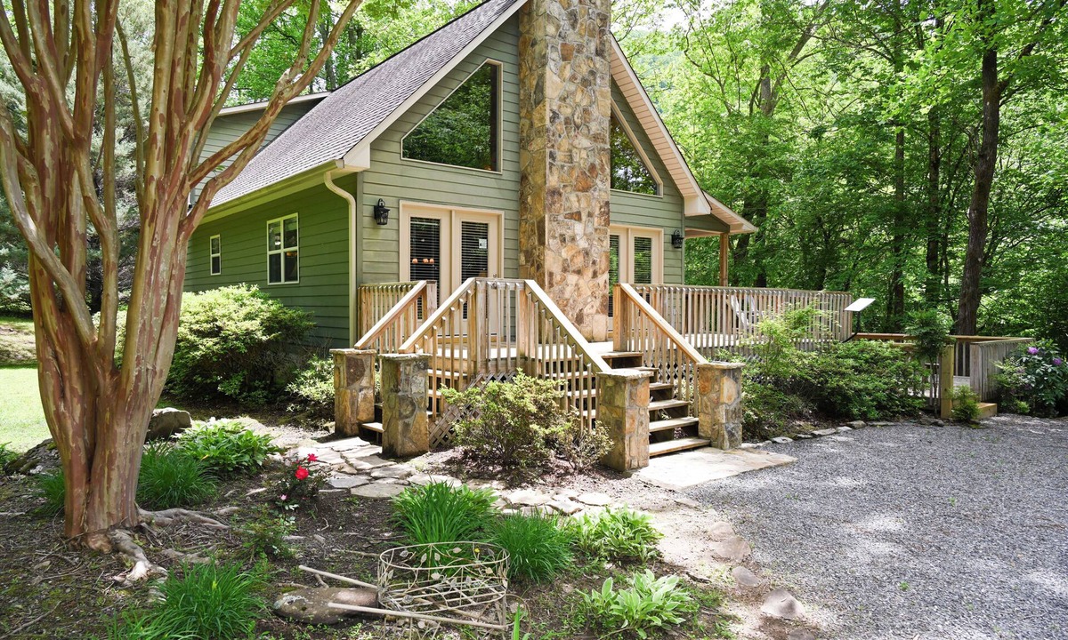 Hayesville House | Beautiful Private Lodge located directly on Tusquittee Creek