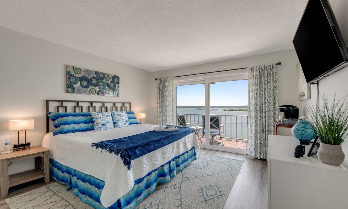 Crescent Beach House | Beautiful Waterfront Sanctuary plus 2 free Kayaks & steps front the beach