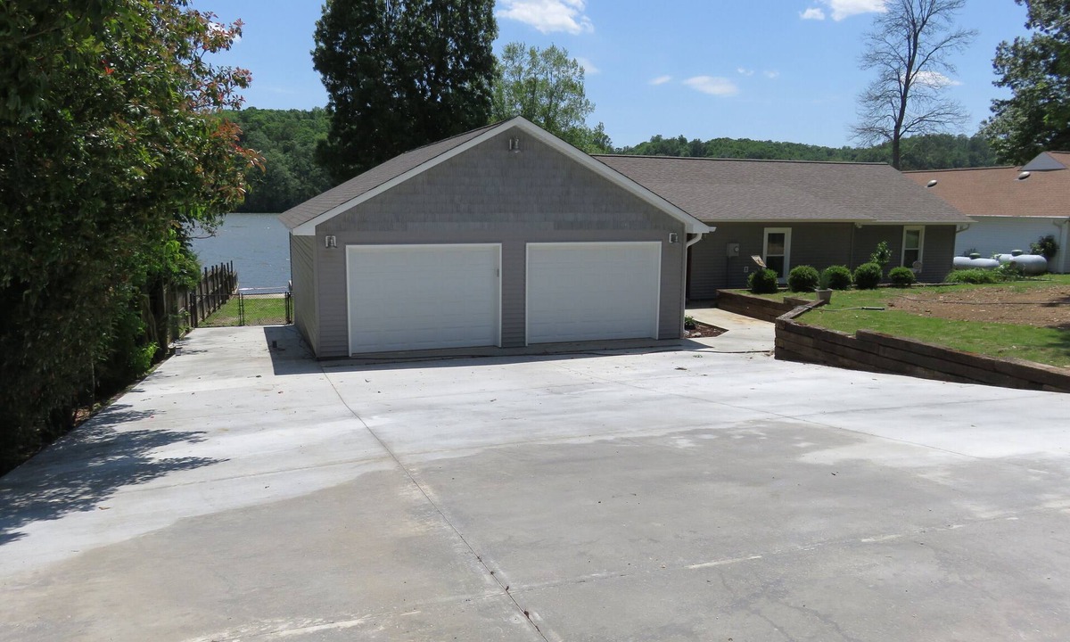 Florence House | Beautiful Wilson Lake One Story Four Bedroom Lake Front Home on Shoals Creek