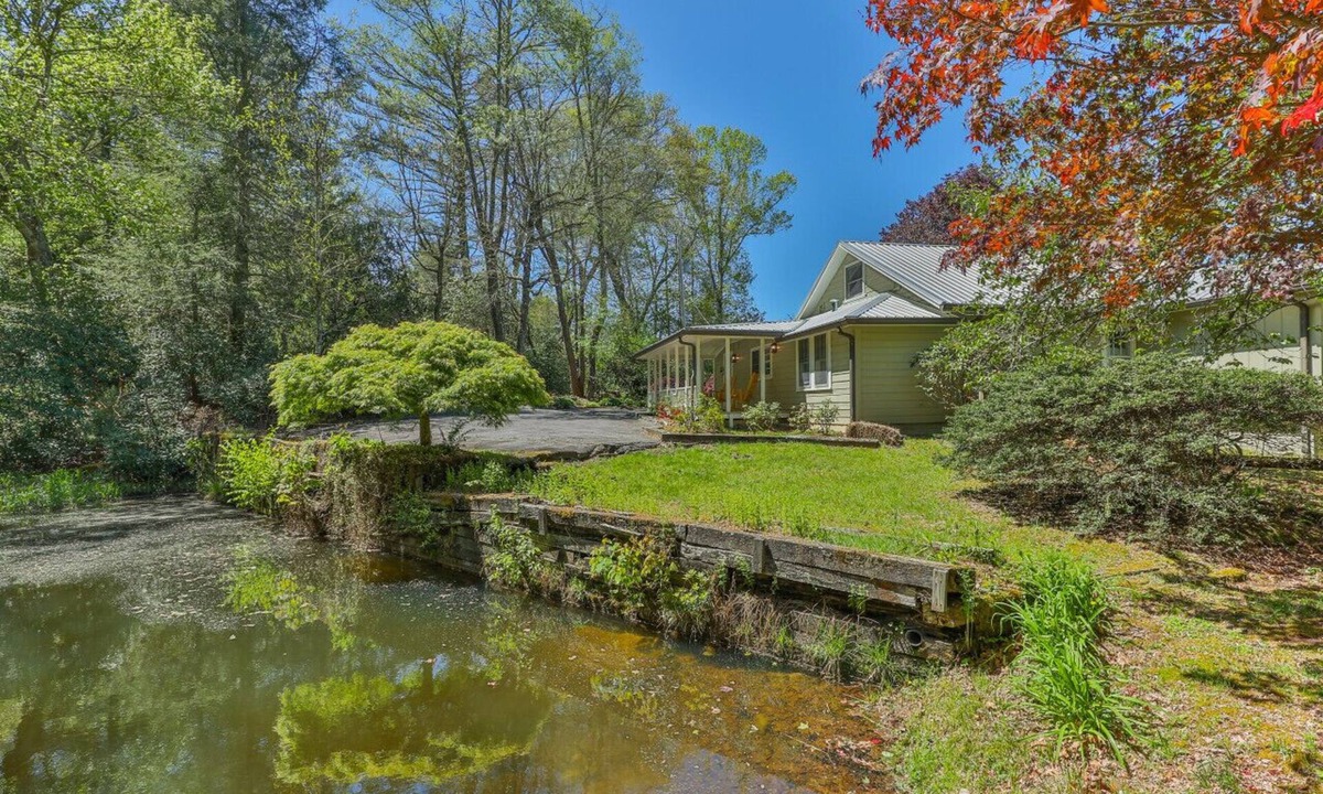Cashiers House | Beautifully renovated cottage only 6 minutes to Cashiers!