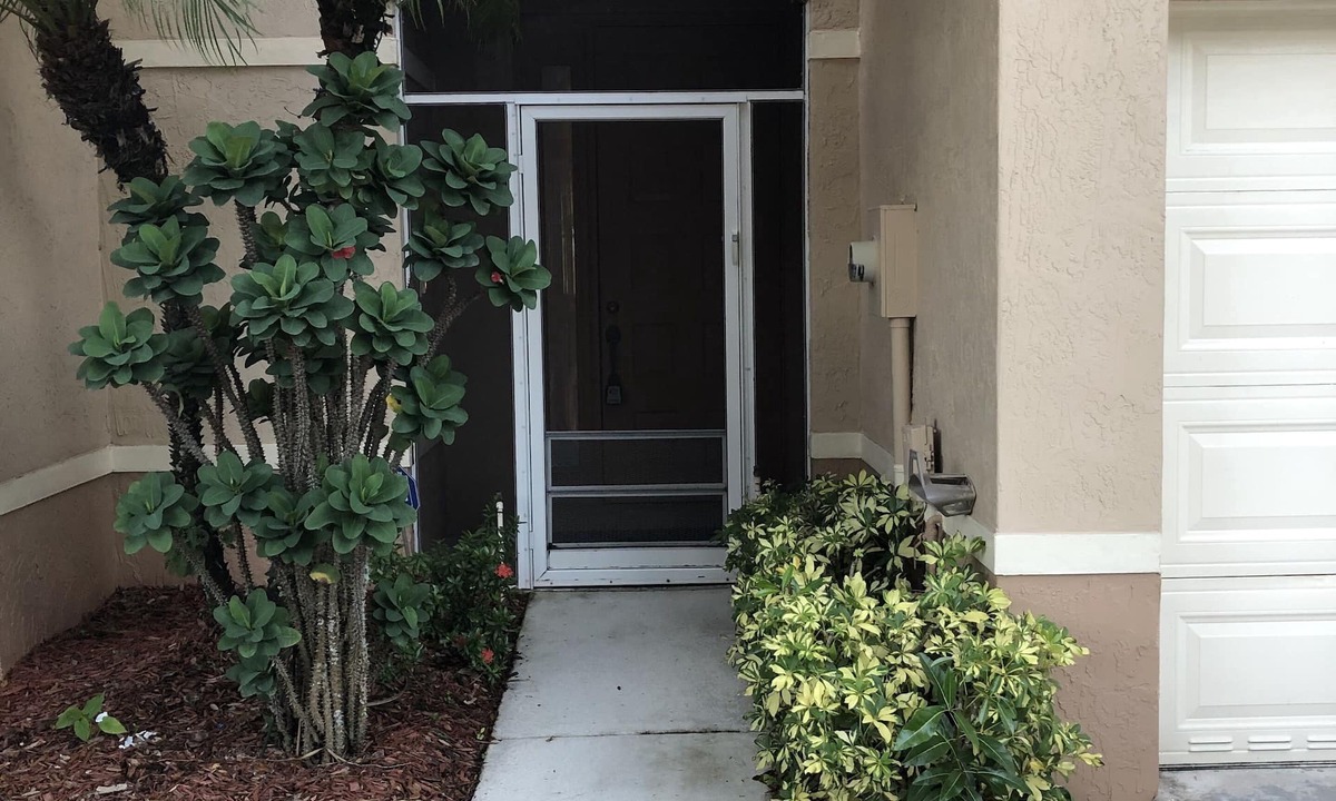Royal Palm Beach House | BEAUTIFULLY UPDATED TOWNHOUSE NEAR OCEAN WITH COMMUNITY POOL