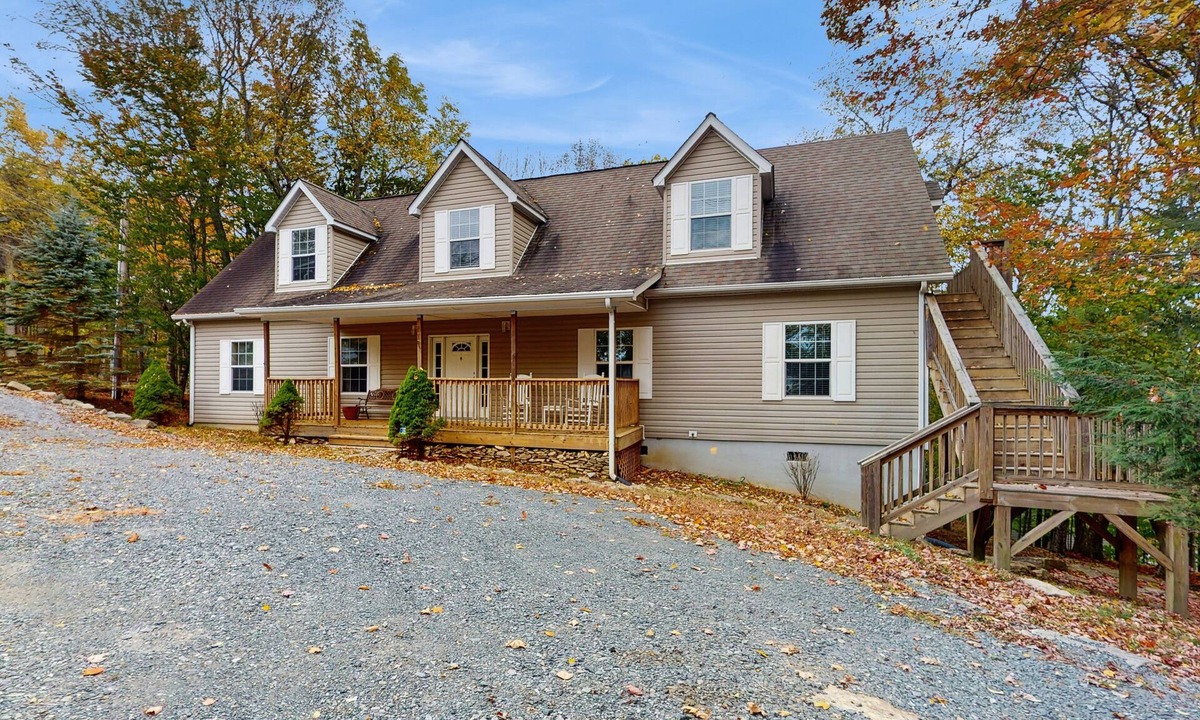 Beech Mountain House | Beech Mountain home close to outdoor adventures - dog friendly!