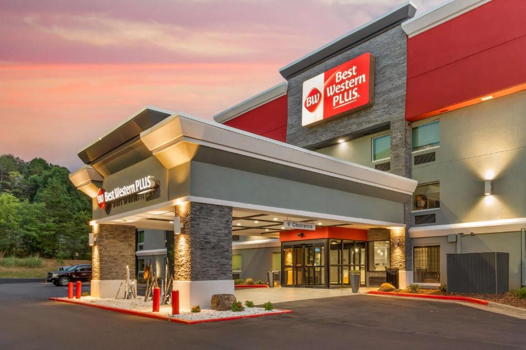 Cleveland Hotel | Best Western Plus Cleveland Inn & Suites