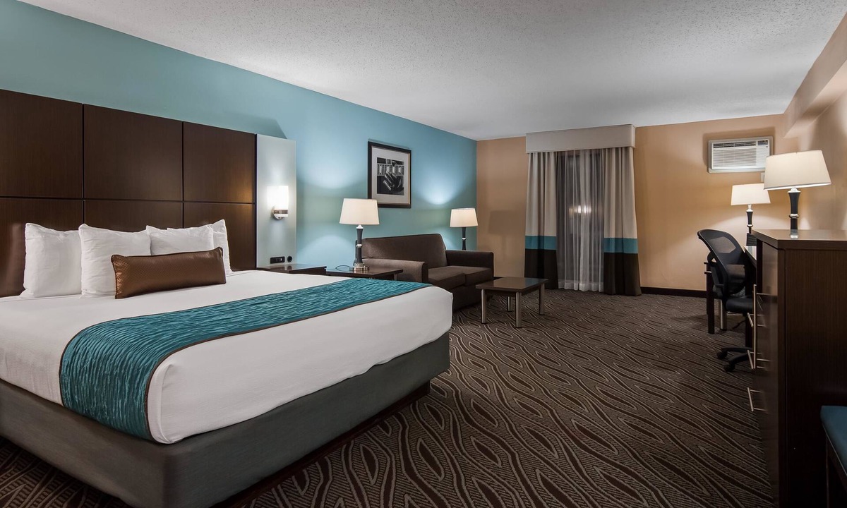 Ellendale Hotel | Best Western Plus Galleria Inn & Suites