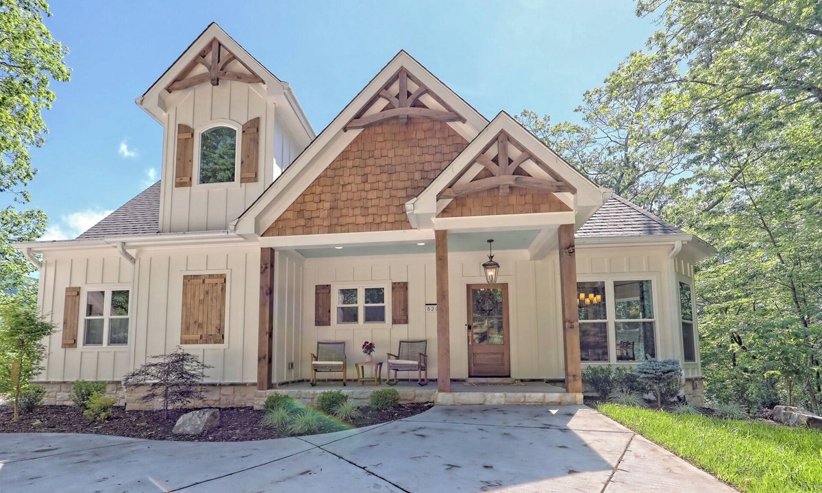 Hiawassee House | Big Oak Bungalow by Chatuge Home Concierge | Lake House · Private Dock · Hot Tub · Ping Pong · Fireplace