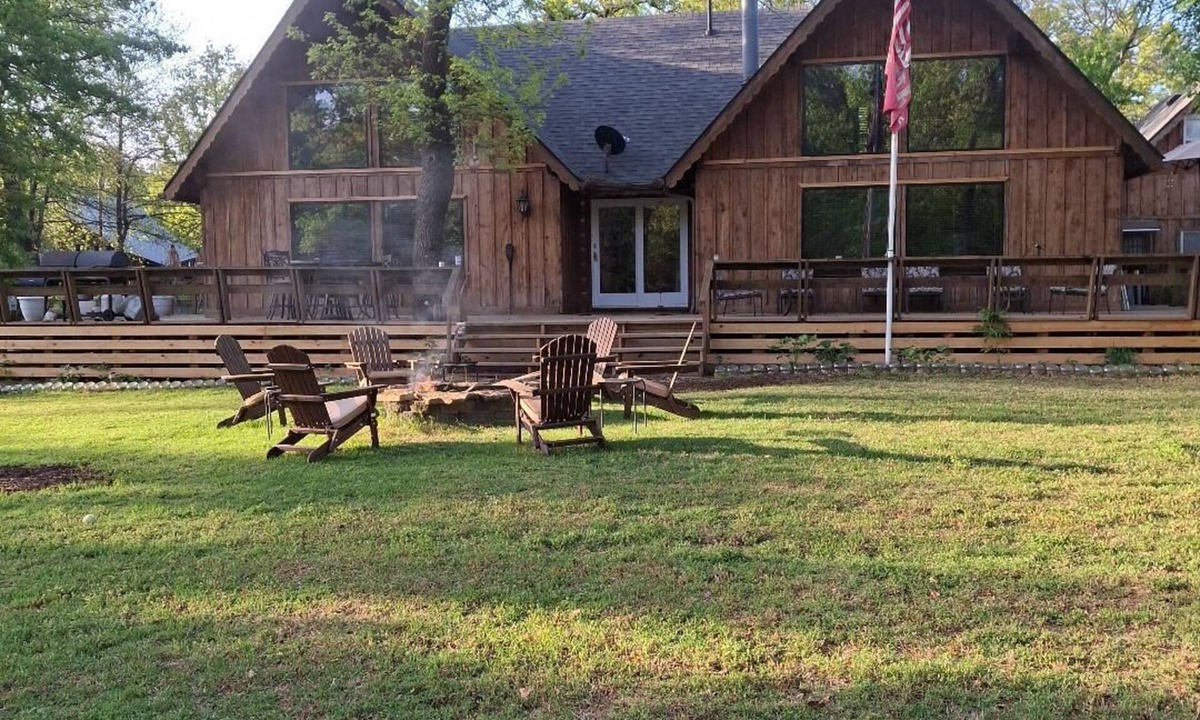 Eufaula House | Big Sandy Lodge 2 blocks to lake with pool, hot tub, fire pit and dock.