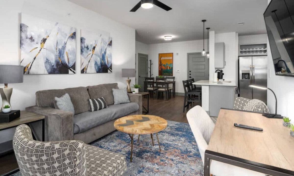 Crestline Heights Apartment | Birmingham Luxury: 2BR Apartment w/Pool & Gym