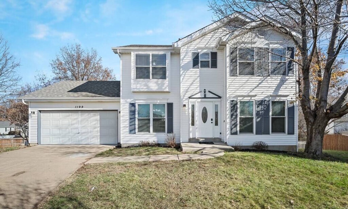 O'Fallon House | Blair's Massive House - Sleeps 12 - 4 Bed 3.5 Bath