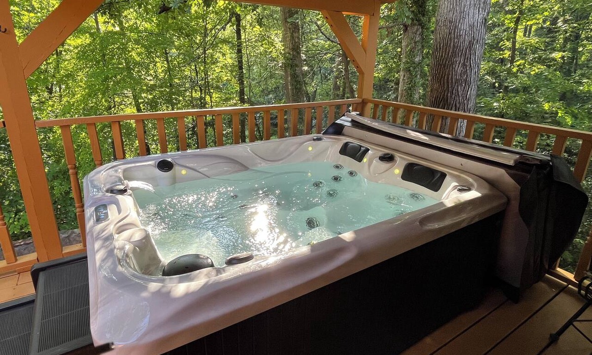 Fair Play Cabin | Blondie's Cabin on the Lake with Hot Tub & Private Dock