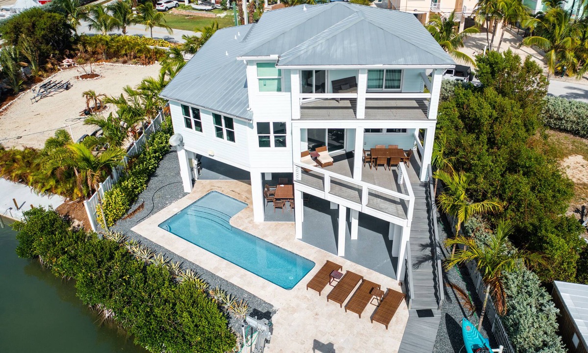 Cutthroat Harbor Estates House | BLUE PEARL - 5 Bedroom/4 Bathroom Pool, Kayak, Bike, Canal Front w/Boat Lift