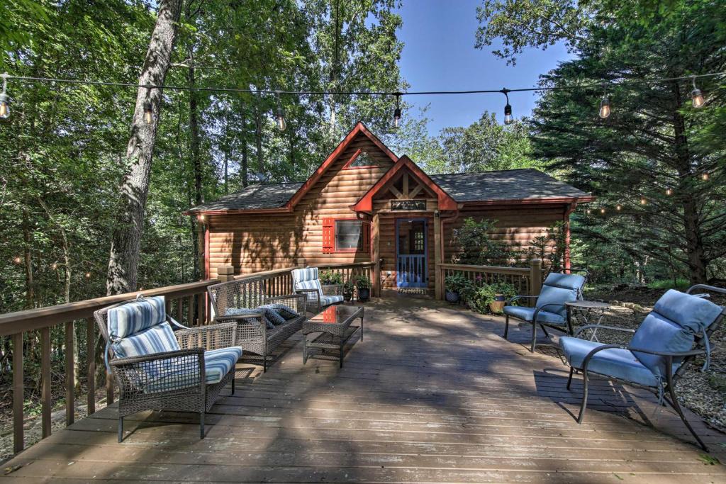 Cashes Valley House | Blue Ridge Cabin with Hot Tub and Fire Pit!