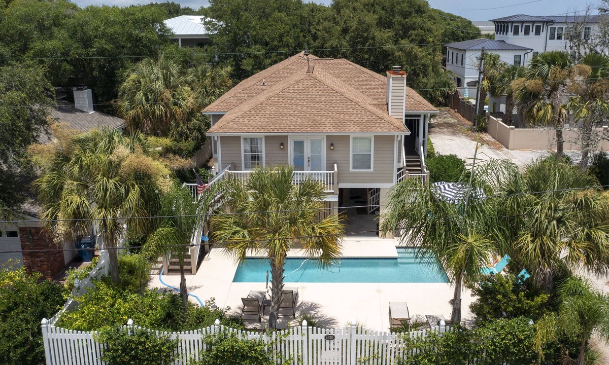 East Beach House | Blue Star Bungalow steps to the Beach with Heated Pool, sleeps 8