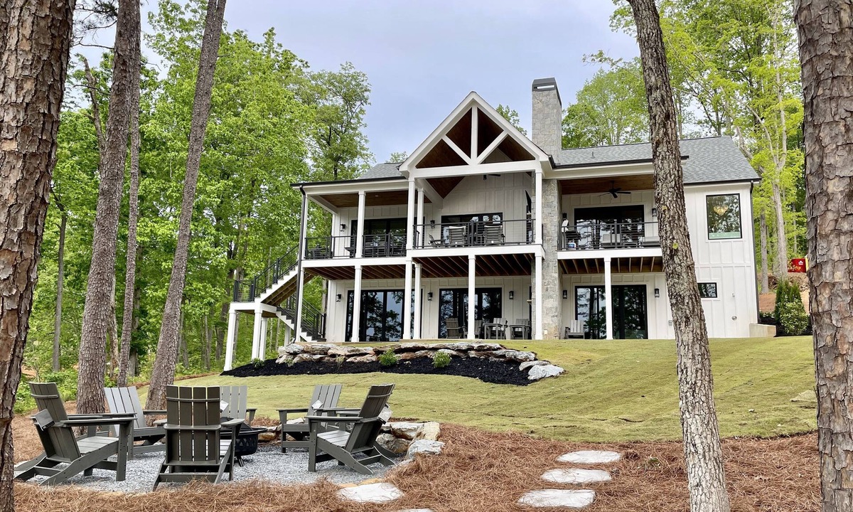West Union House | Brand New 6BR/6BA Luxury, 20min to Clemson. Wooded flat lot/firepit/pool table!