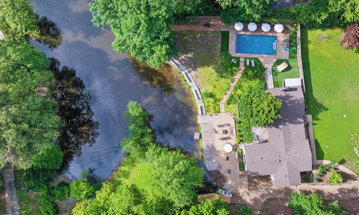 Raleigh House | 》Breathtaking Lakefront Luxury game room+ waterfront Fire Pit 4BR sleeps 10《